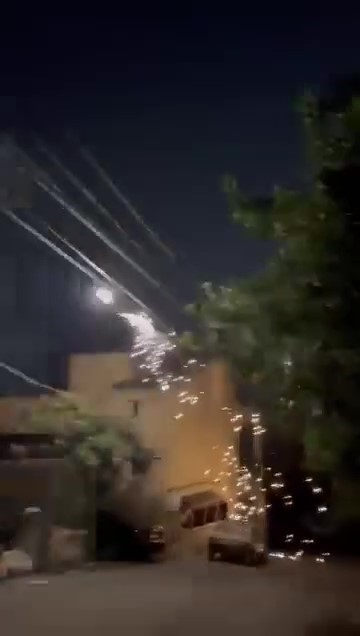Sıcak havanın etkisiyle patlama yaşanan elektrik telleri korkuttu 