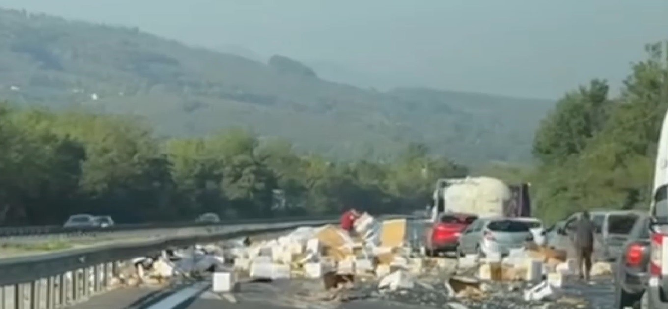Anadolu otoyolunda tır bariyere girdi yol trafiğe kapandı 