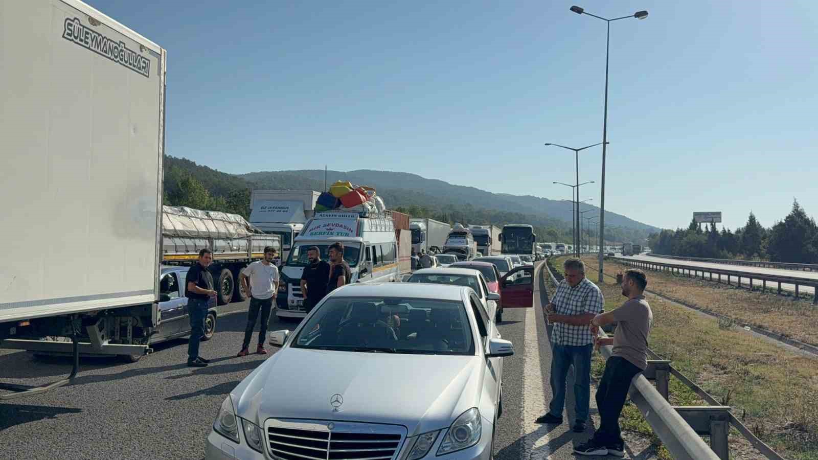 Anadolu otoyolunda tır bariyere girdi yol trafiğe kapandı 