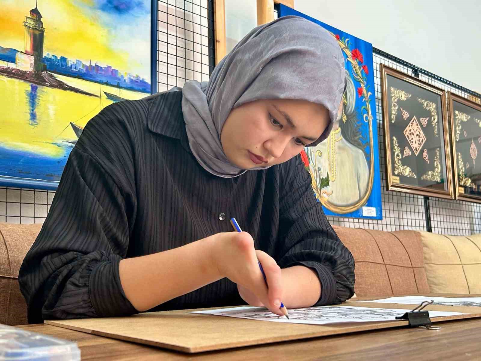 Vanlı Melek engelleri resim sanatıyla aştı 