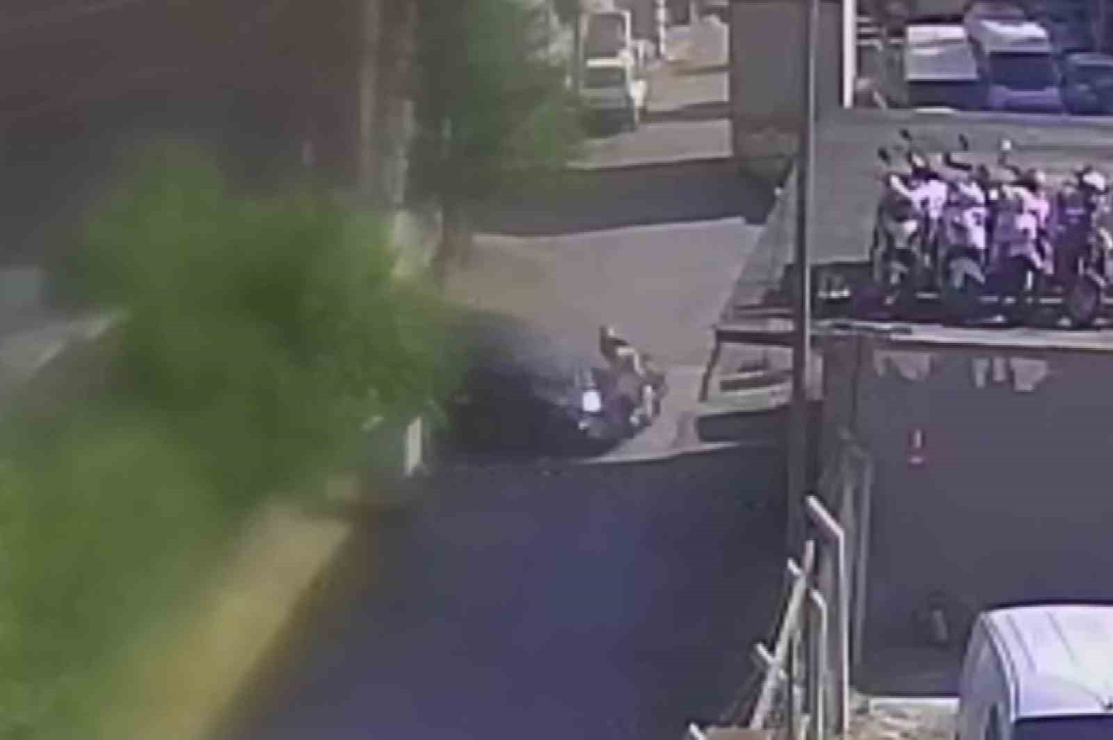 Otomobille çarpışan motosikletin sürücüsü havada takla attı: 