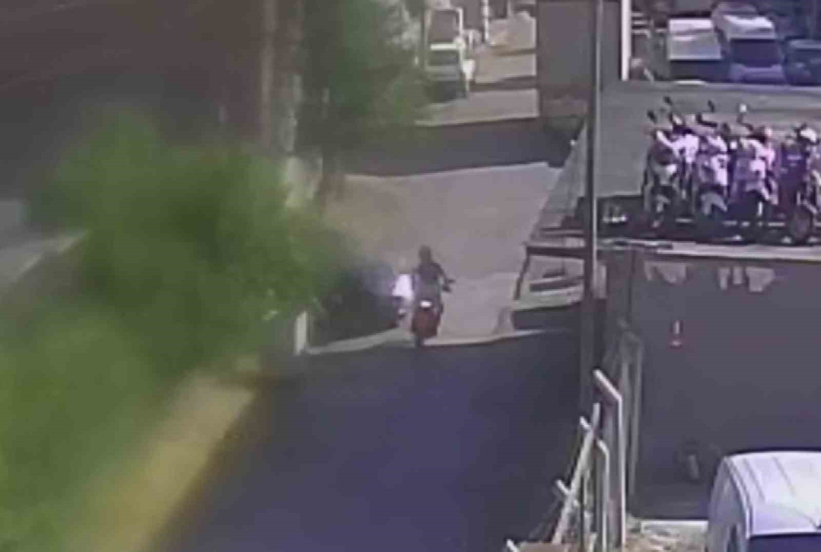 Otomobille çarpışan motosikletin sürücüsü havada takla attı: 