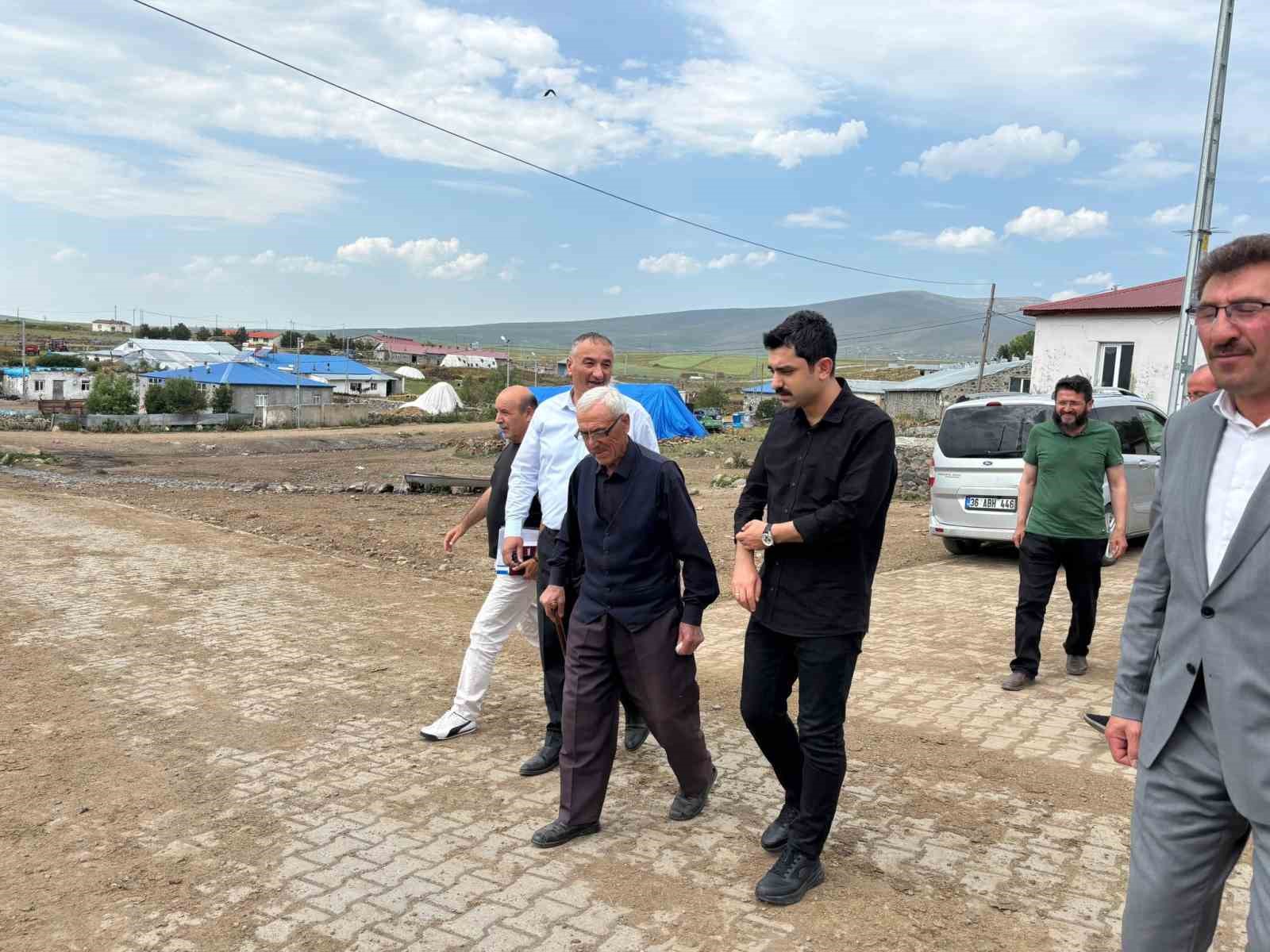 Susuz kaymakamı Tutal, kurum amirleriyle köyleri dolaşıyor 
