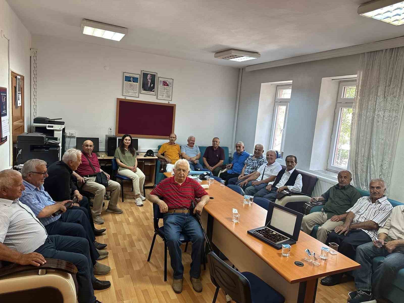50 yıl sonra mezun oldukları okulda buluştular 