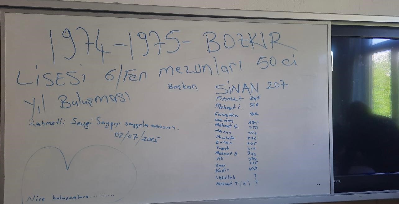 50 yıl sonra mezun oldukları okulda buluştular 