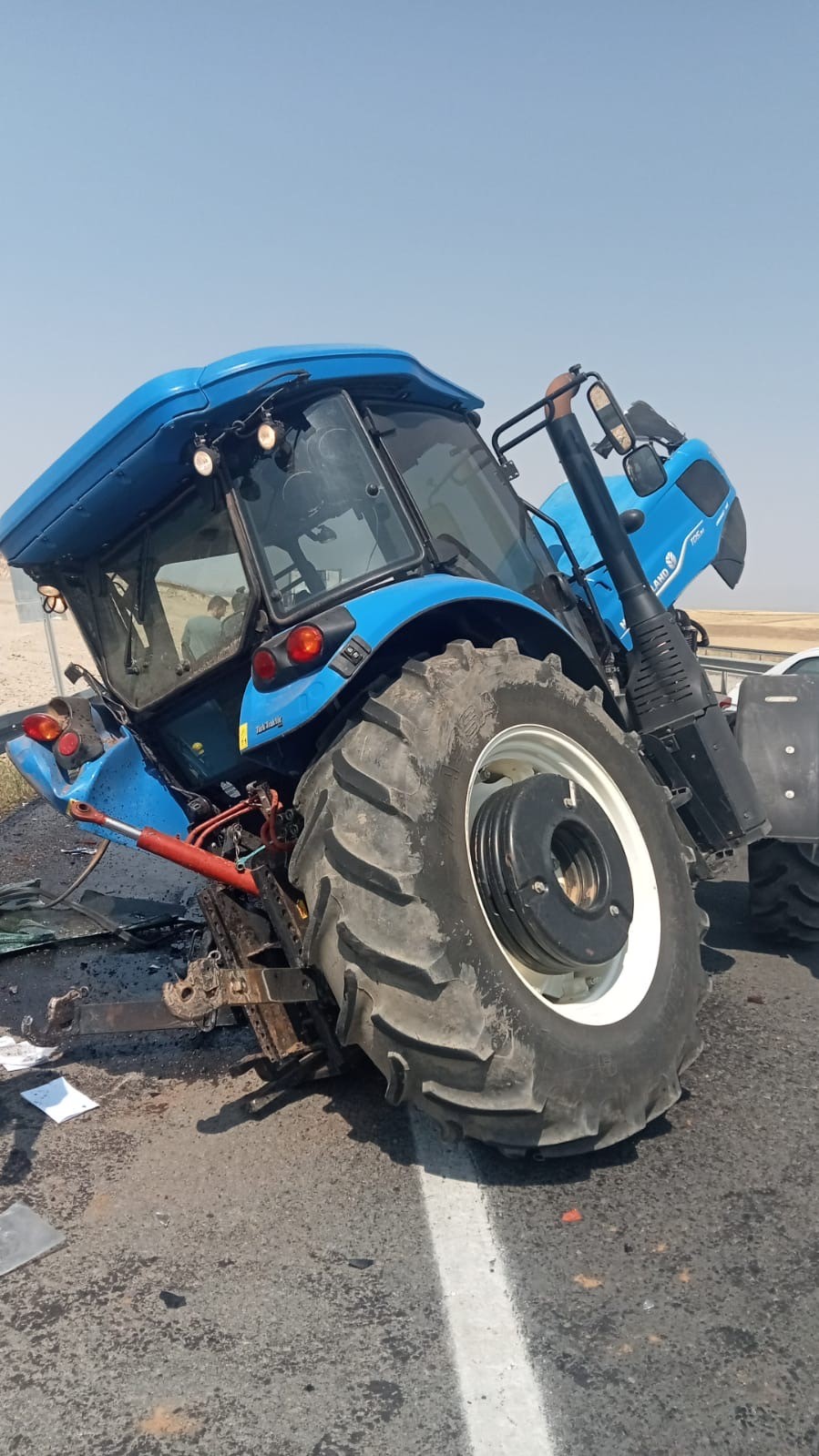 Ağrı’da otomobil traktöre çarptı: 2 yaralı 