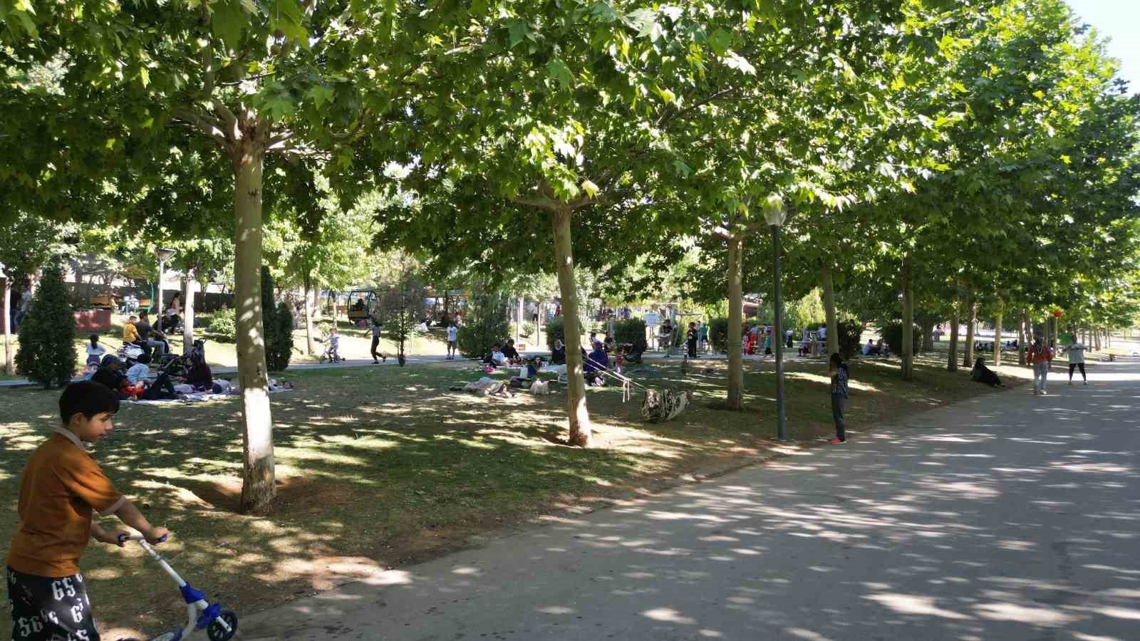 Gaziantep’te sıcaktan bunalan vatandaşlar Şahinbey parklarında serinliyor 