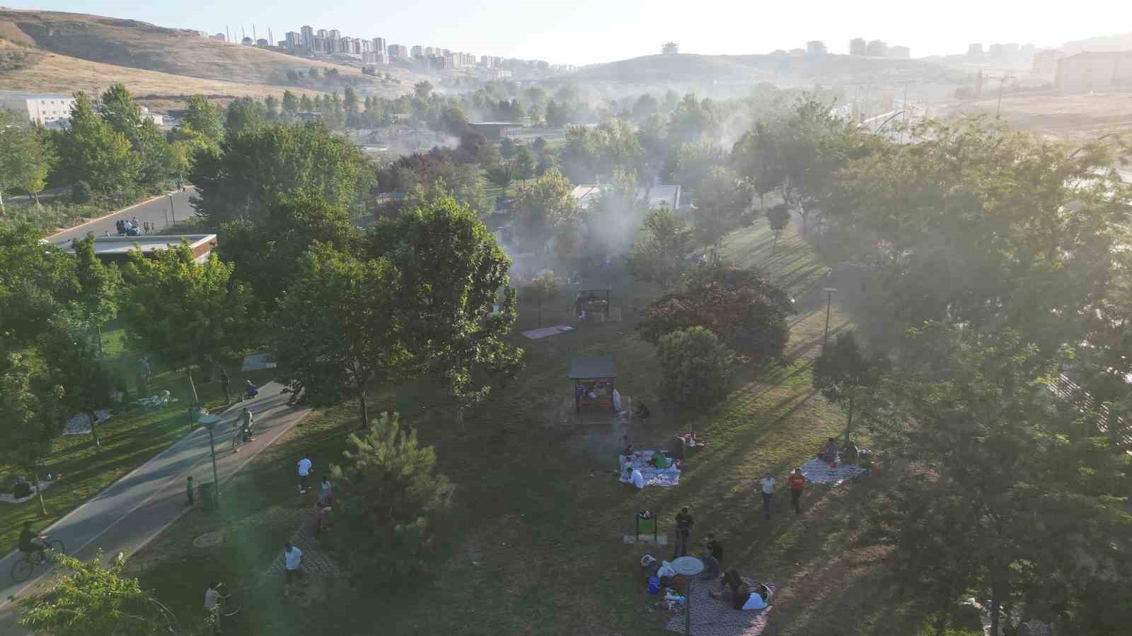 Gaziantep’te sıcaktan bunalan vatandaşlar Şahinbey parklarında serinliyor 