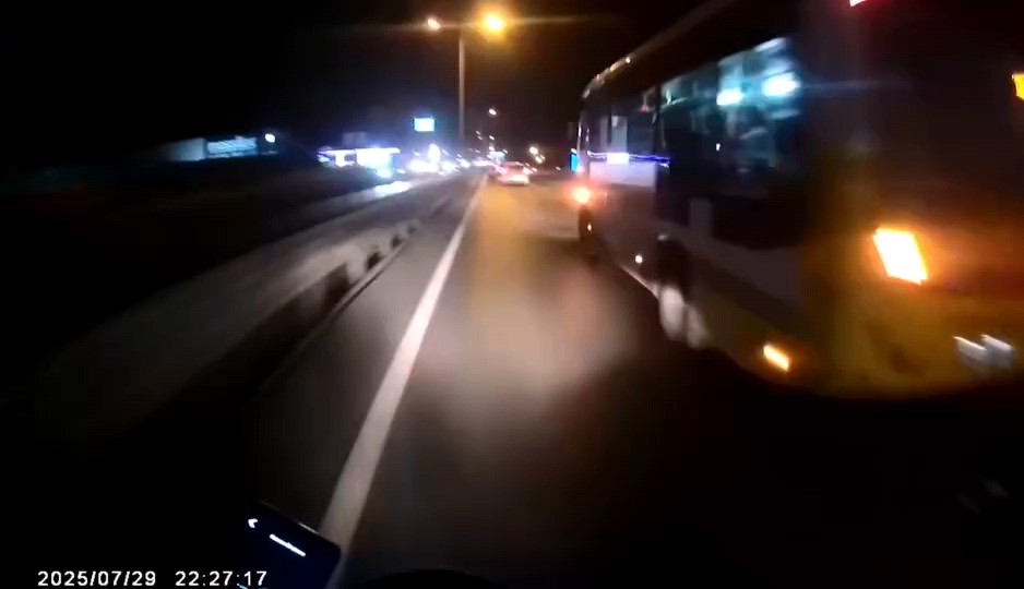 Bursa’da otobüs şoförü ile motosiklet sürücüsü arasında yol verme tartışması 