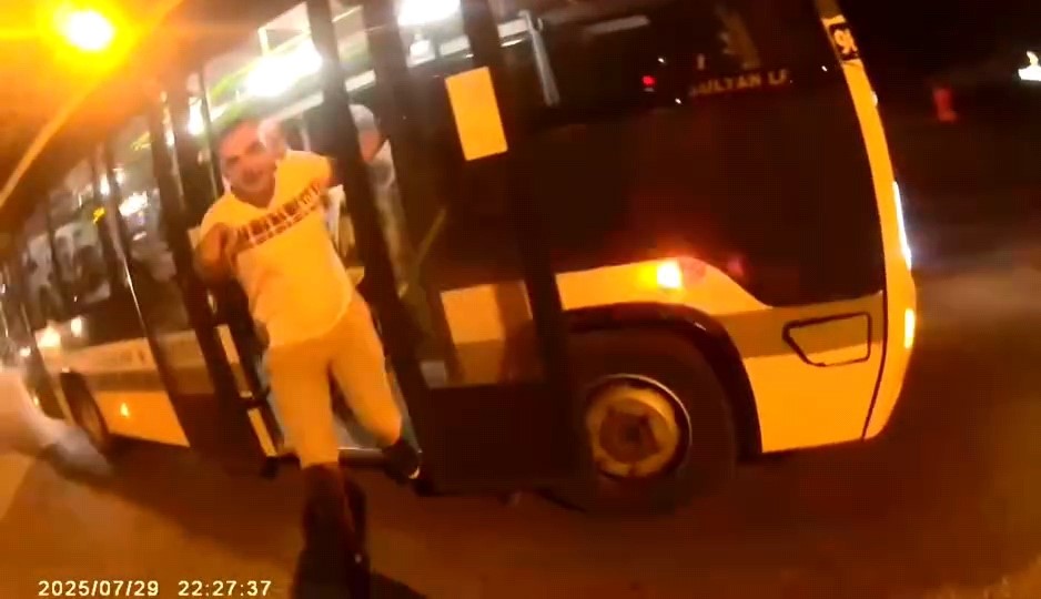 Bursa’da otobüs şoförü ile motosiklet sürücüsü arasında yol verme tartışması 
