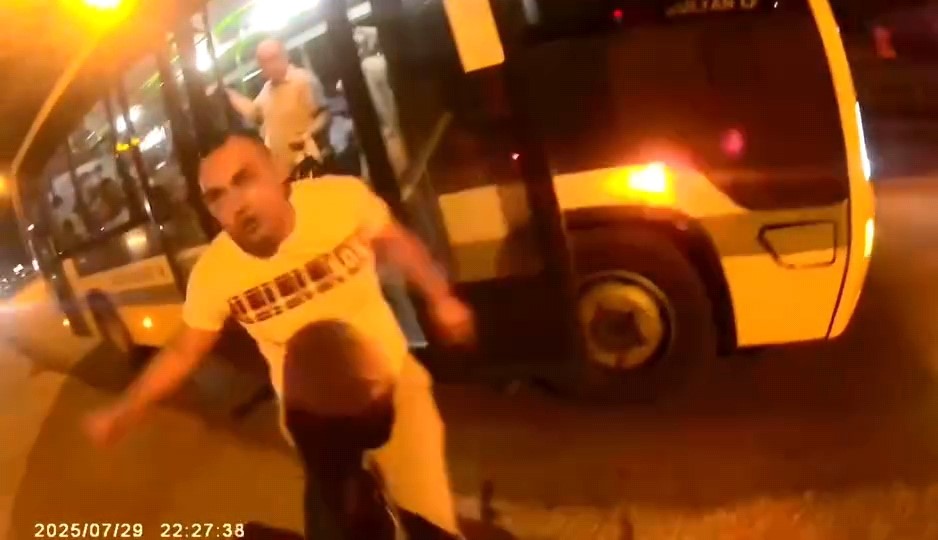 Bursa’da otobüs şoförü ile motosiklet sürücüsü arasında yol verme tartışması 