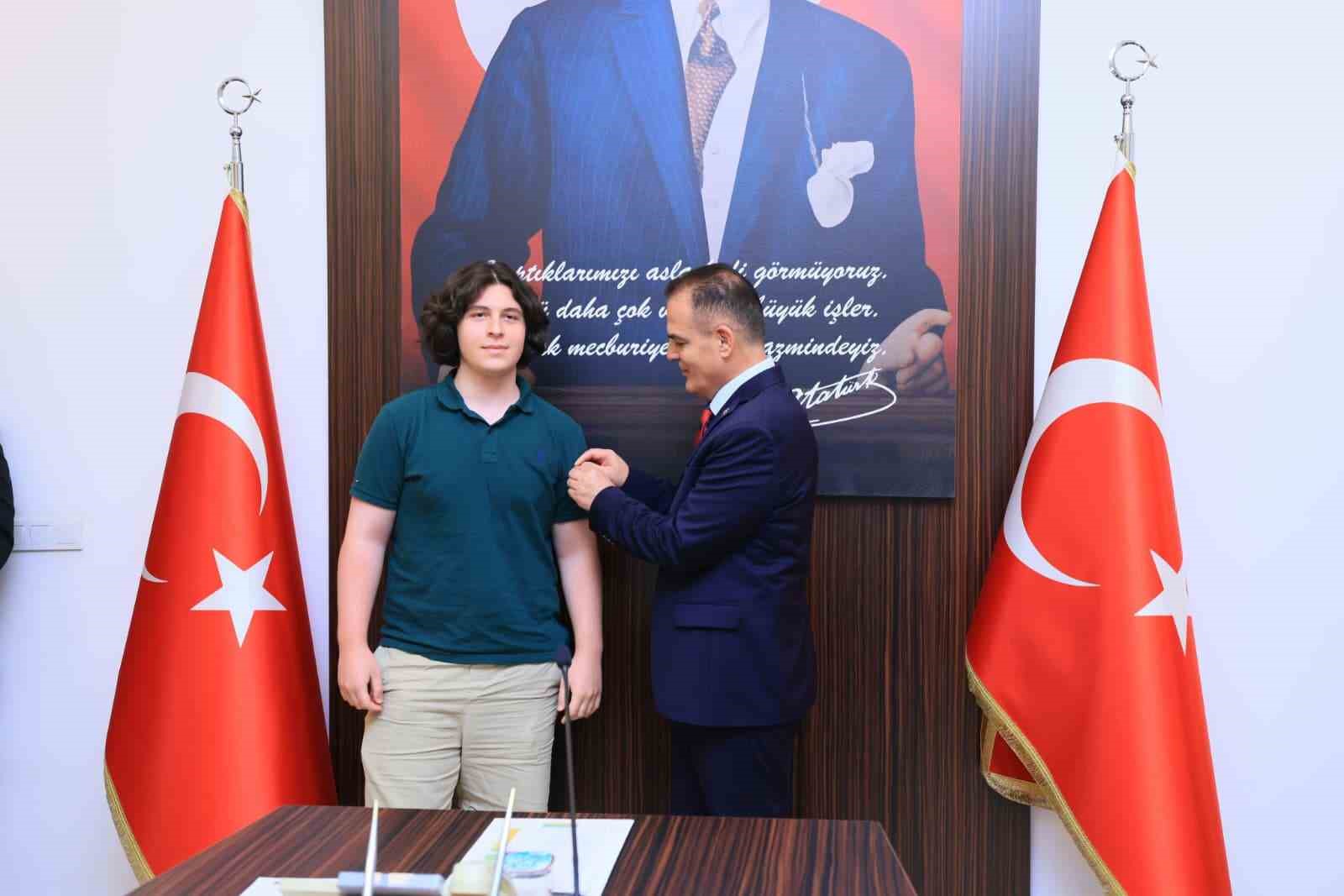 Vali Akbıyık başarılı öğrencileri ağırladı 