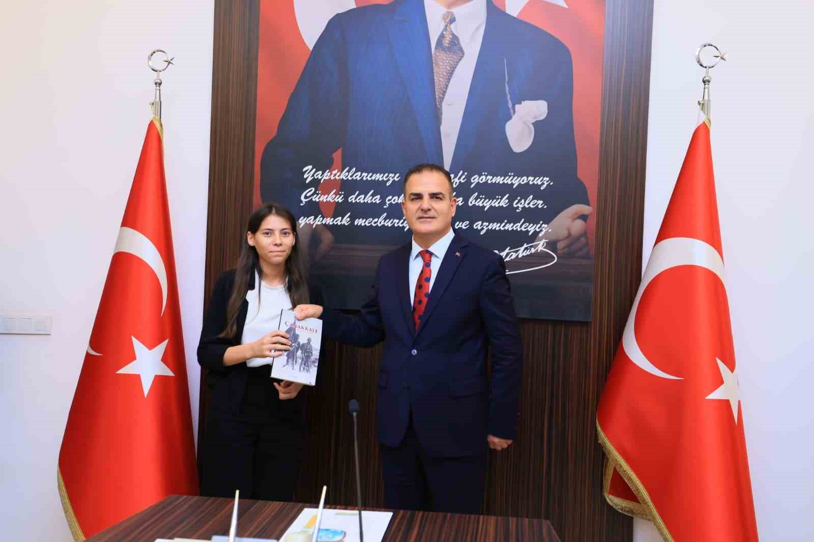 Vali Akbıyık başarılı öğrencileri ağırladı 