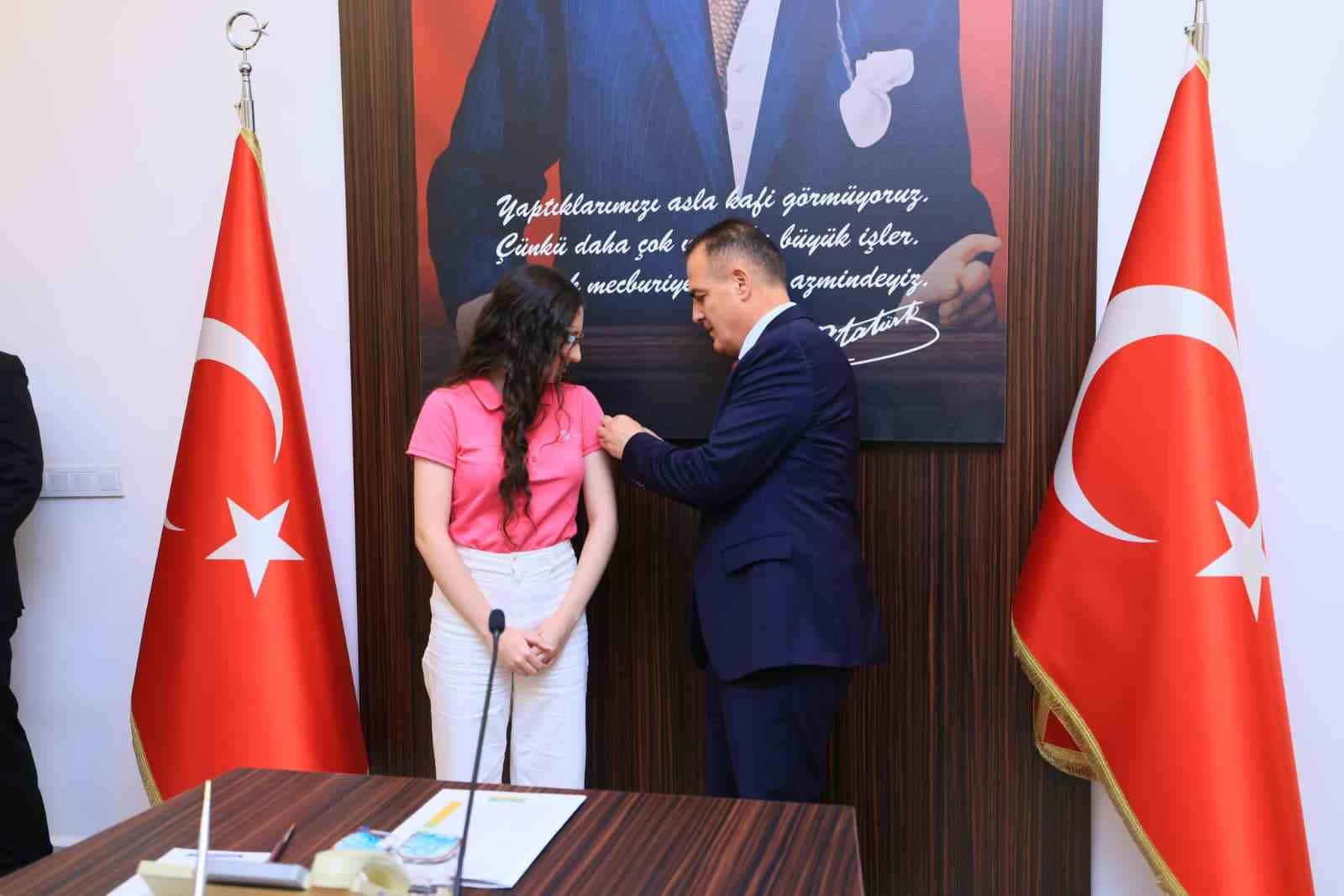 Vali Akbıyık başarılı öğrencileri ağırladı 