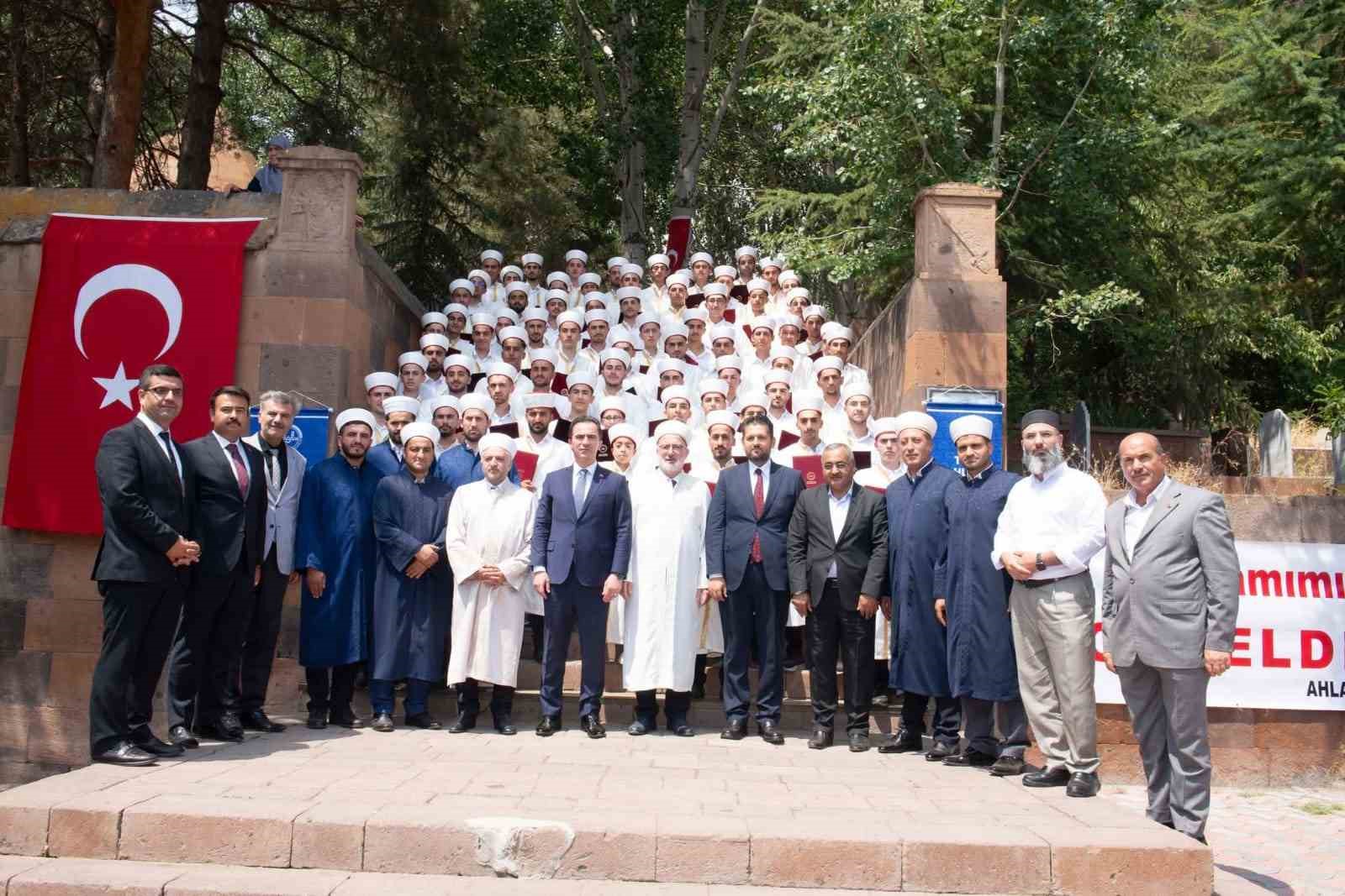 Ahlat’ta 83 öğrenci mezun olarak hafız oldu 