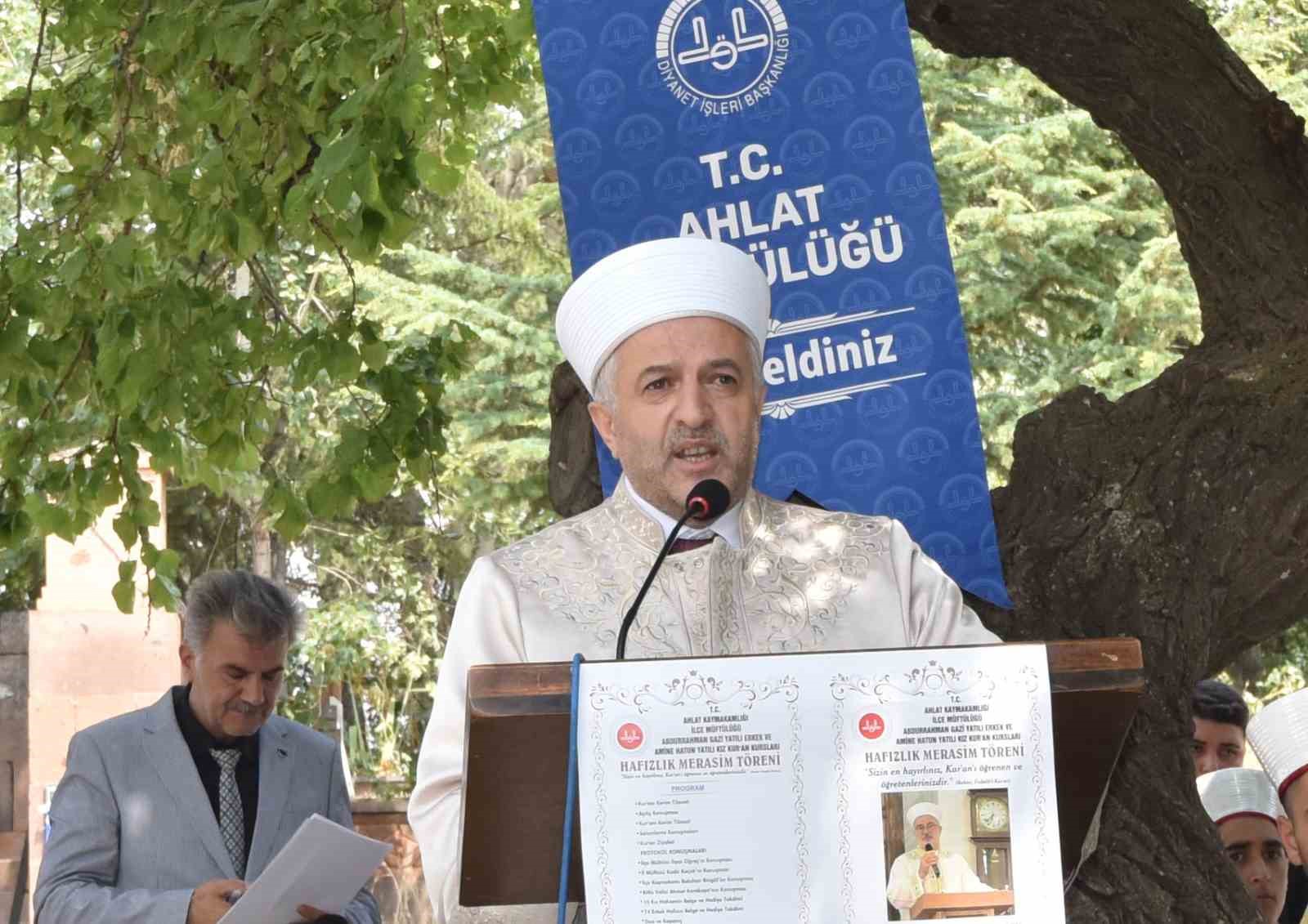Ahlat’ta 83 öğrenci mezun olarak hafız oldu 
