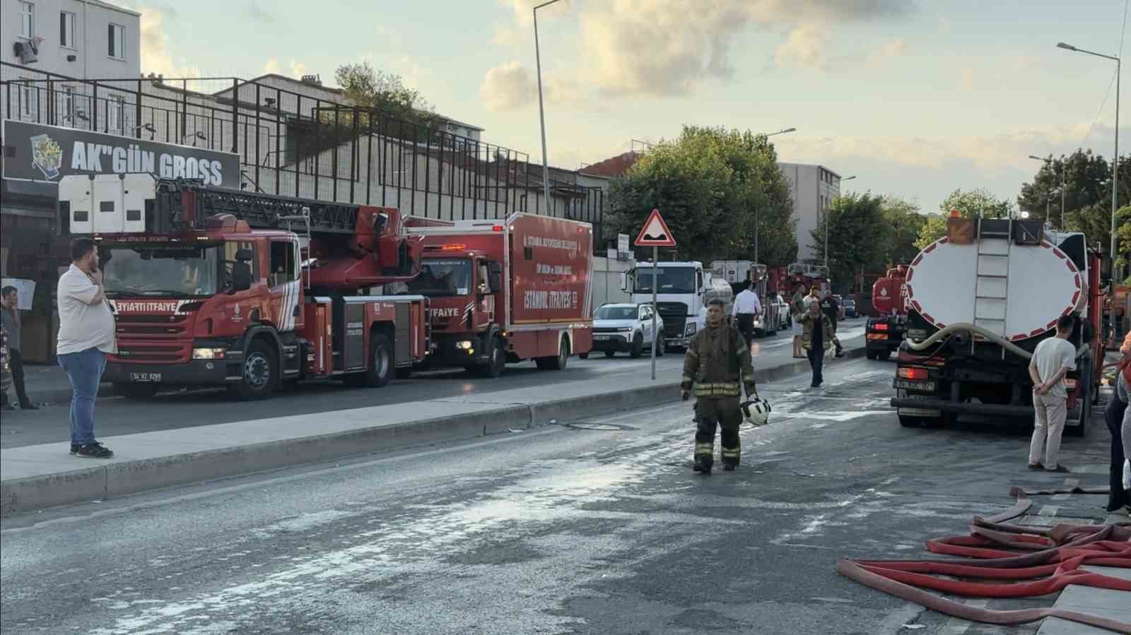 Arnavutköy’de sünger ve plastik fabrikasında yangın sabah saatlerinde söndürüldü 