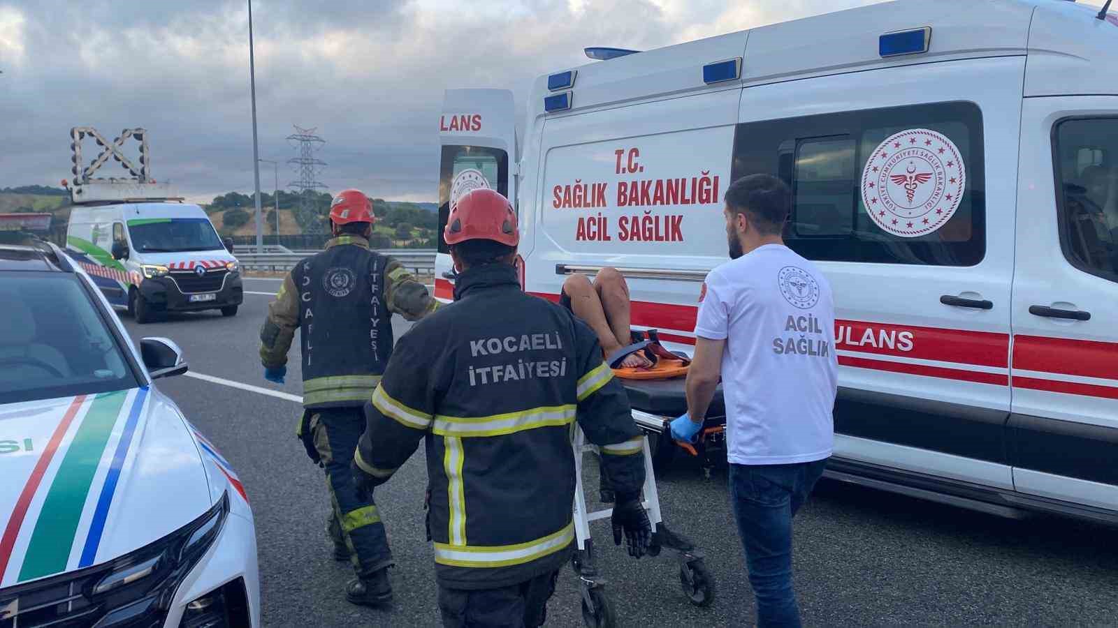 Kuzey Marmara’da otomobil yön tabelasına çarptı: 1 ölü, 4 yaralı 