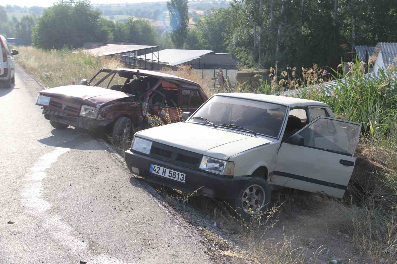 Otomobil emniyet şeridindeki otomobile çarptı: 2 yaralı 