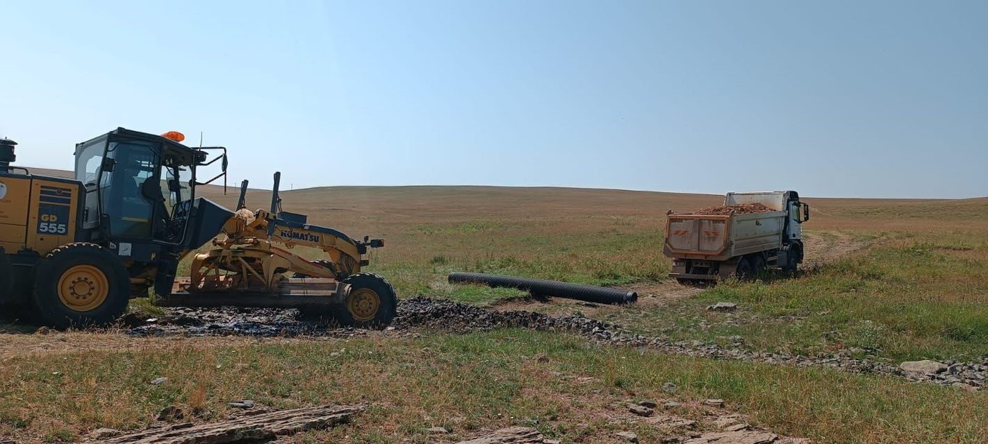 Kars’ta yayla yolları yapımı sürüyor 