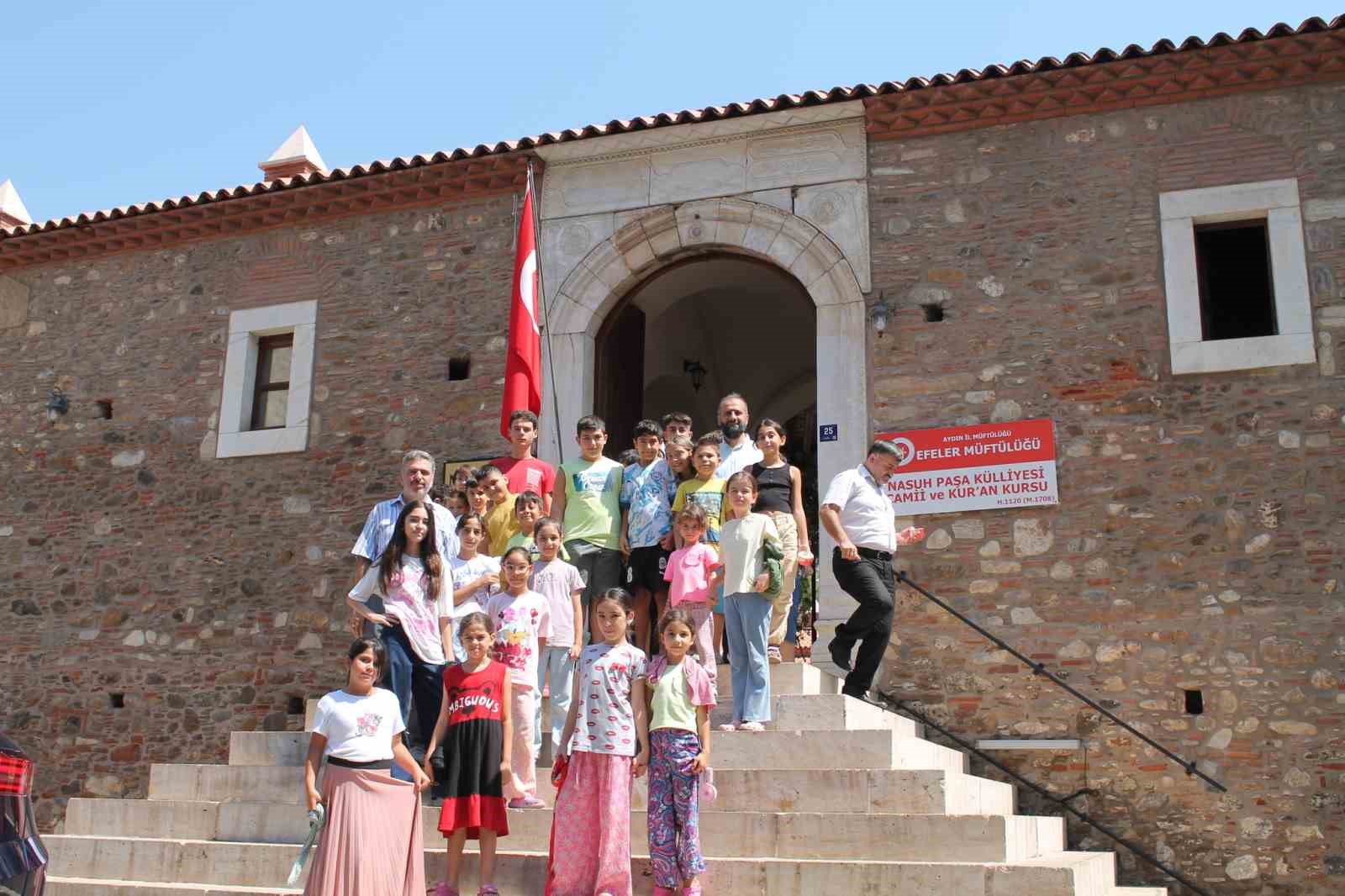 Vali Canbolat, Nasuh Paşa Külliyesi’nde öğrencilerle bir araya geldi 