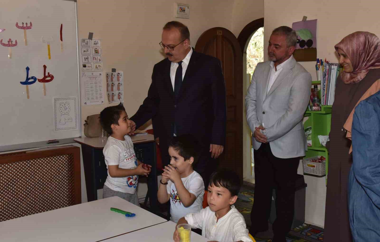 Vali Canbolat, Nasuh Paşa Külliyesi’nde öğrencilerle bir araya geldi 