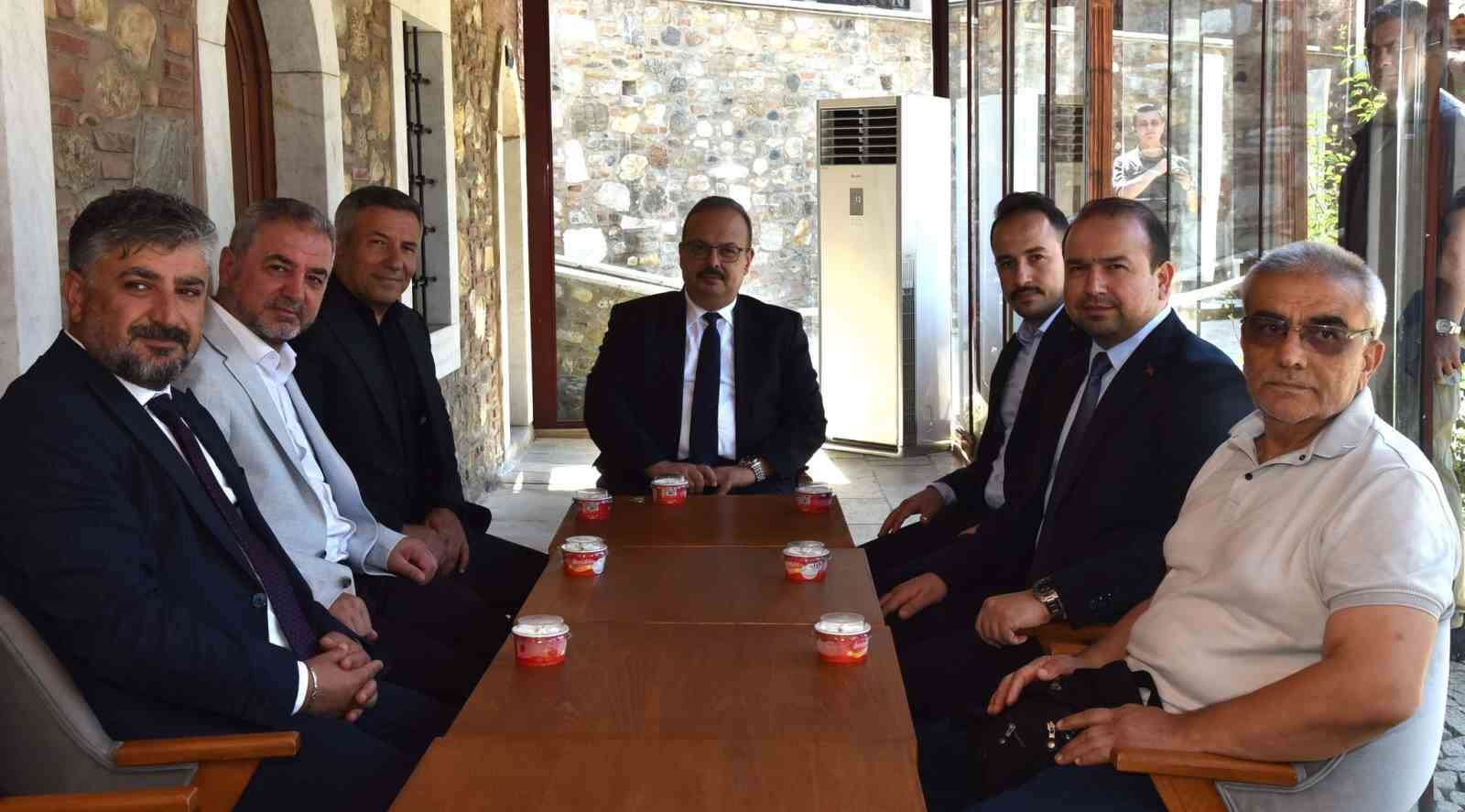 Vali Canbolat, Nasuh Paşa Külliyesi’nde öğrencilerle bir araya geldi 