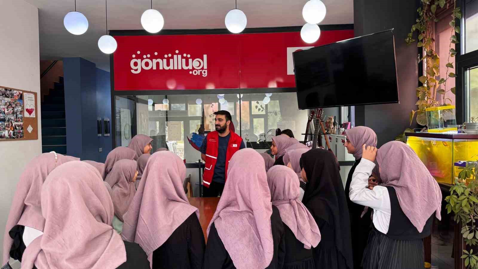 Hafızlık kursu öğrencilerinden Kızılay Gönüllü Merkezine ziyaret 