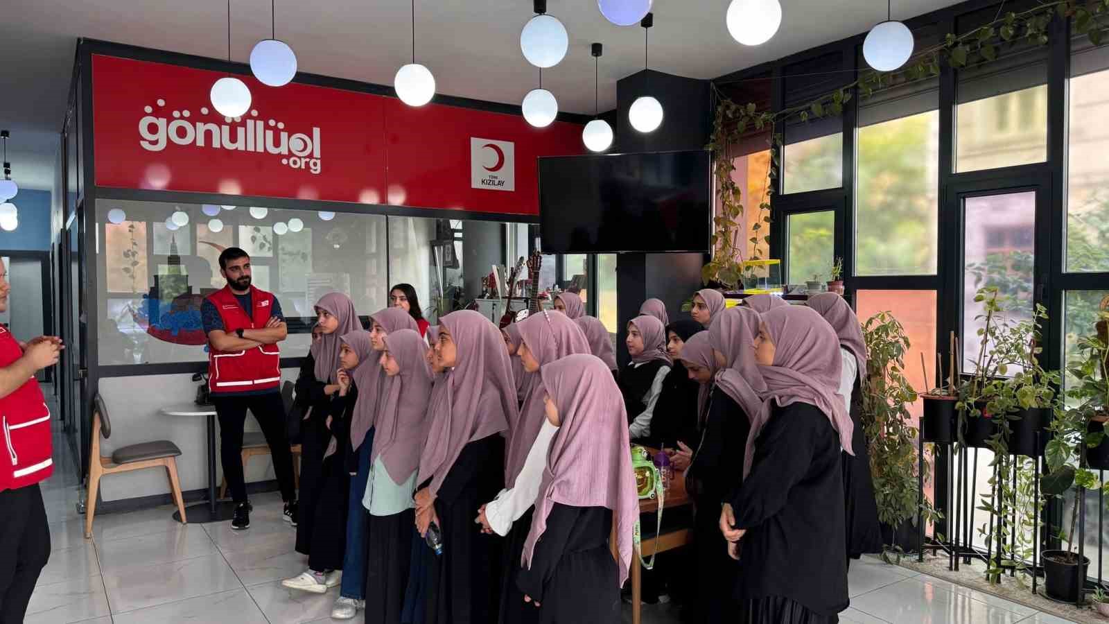 Hafızlık kursu öğrencilerinden Kızılay Gönüllü Merkezine ziyaret 