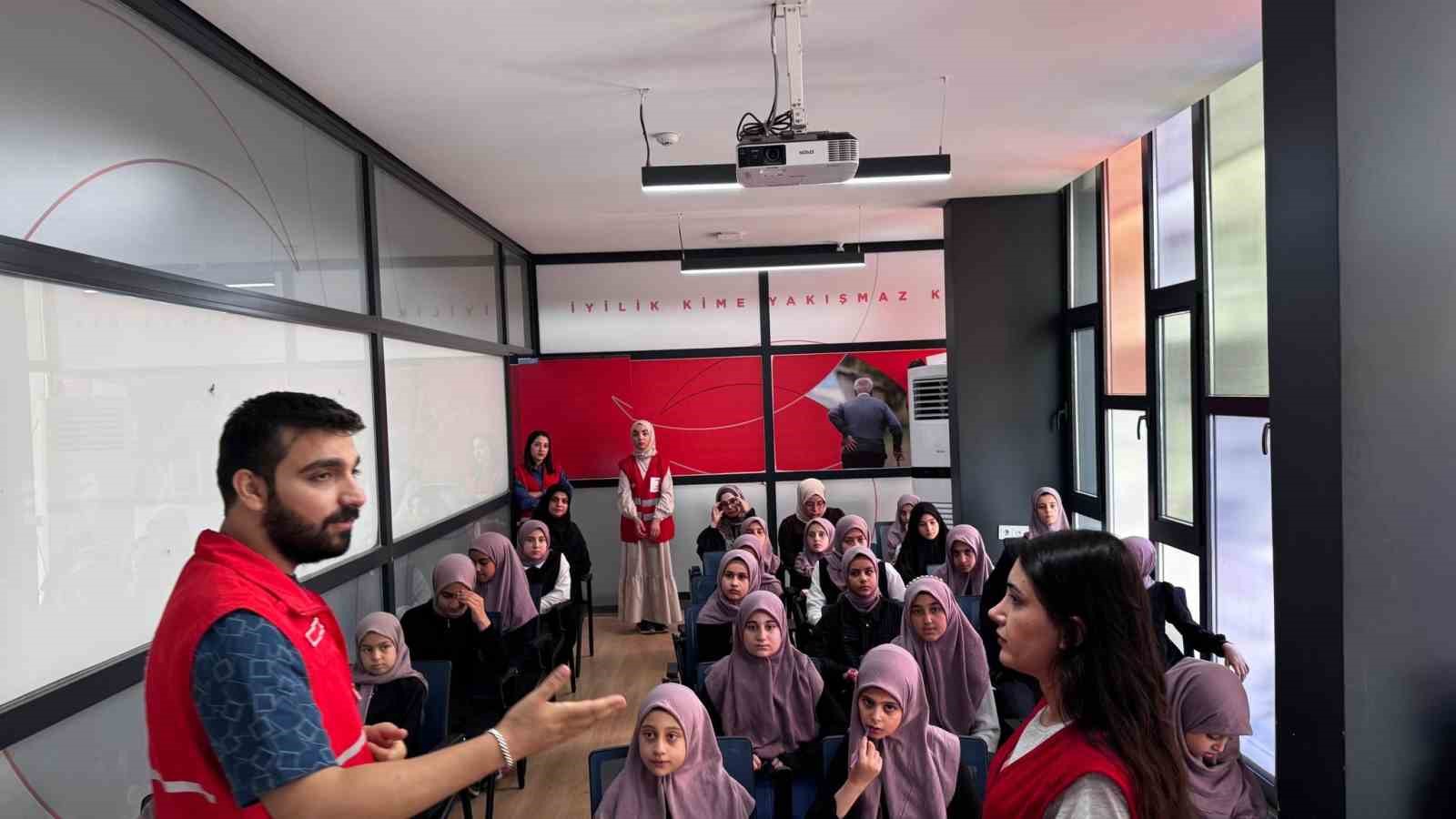 Hafızlık kursu öğrencilerinden Kızılay Gönüllü Merkezine ziyaret 