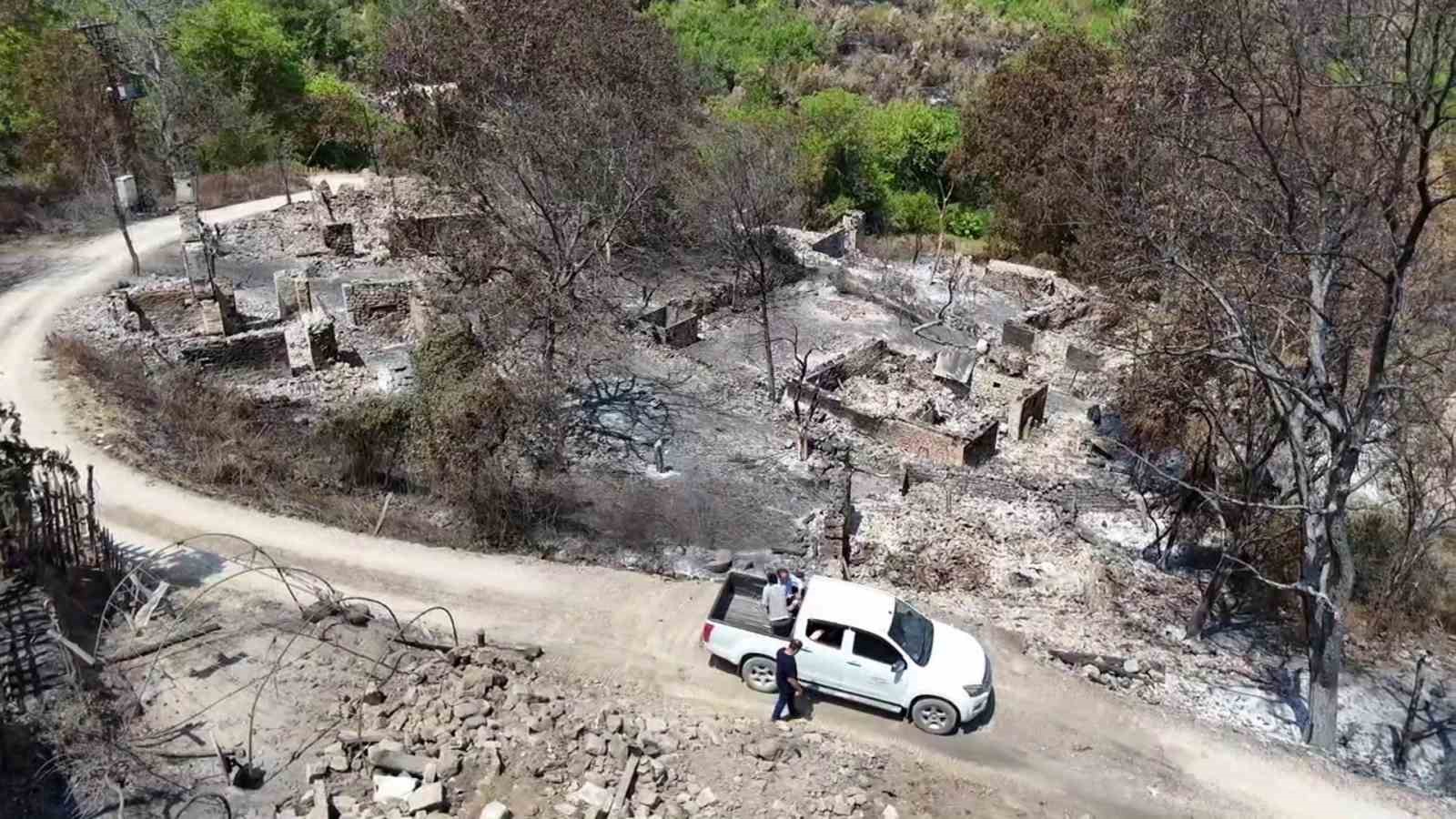 Orman yangınında köyün bir mahallesi yok oldu 