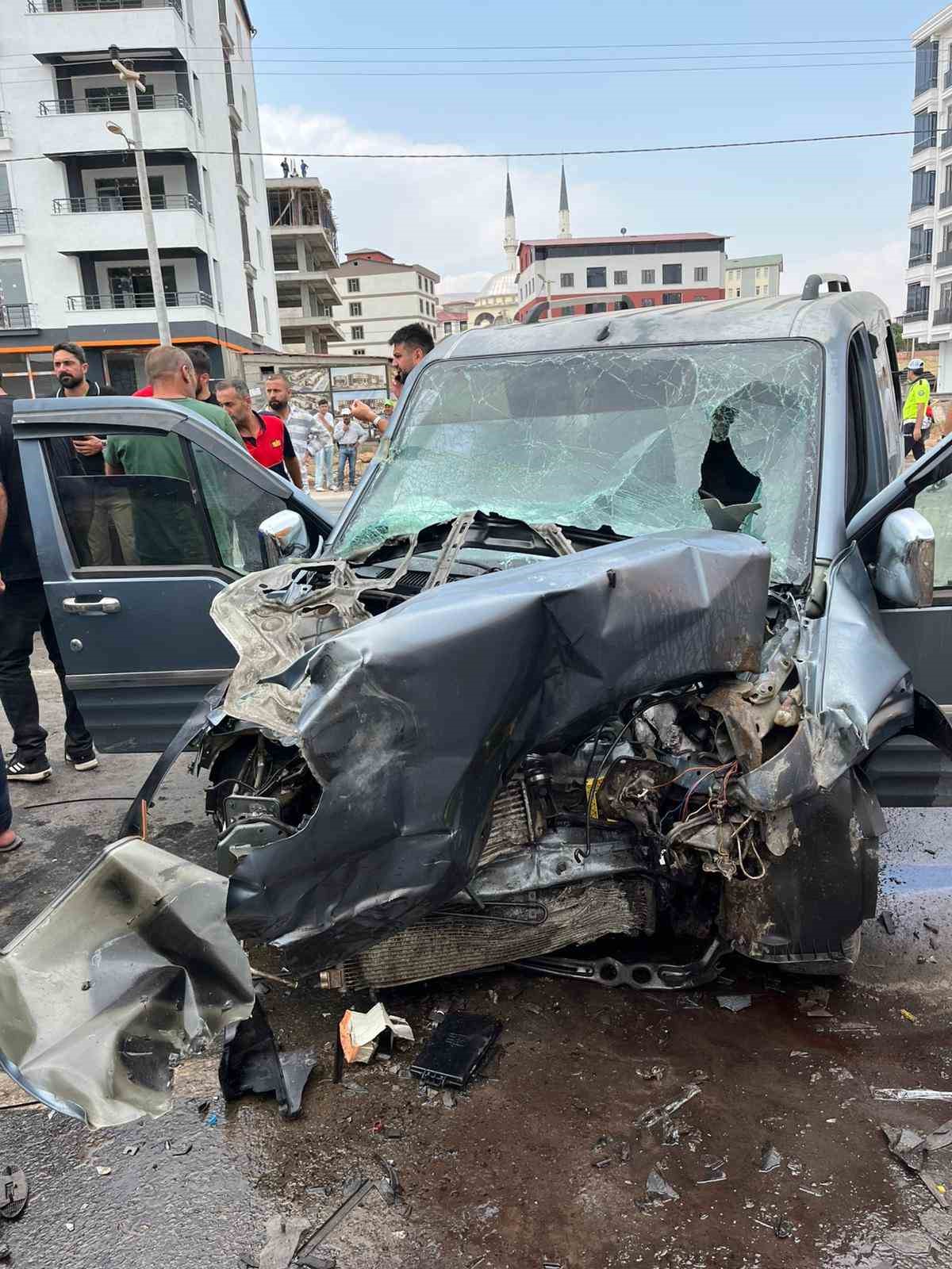 Tatvan’da tır ile kamyonet çarpıştı: 2 yaralı 
