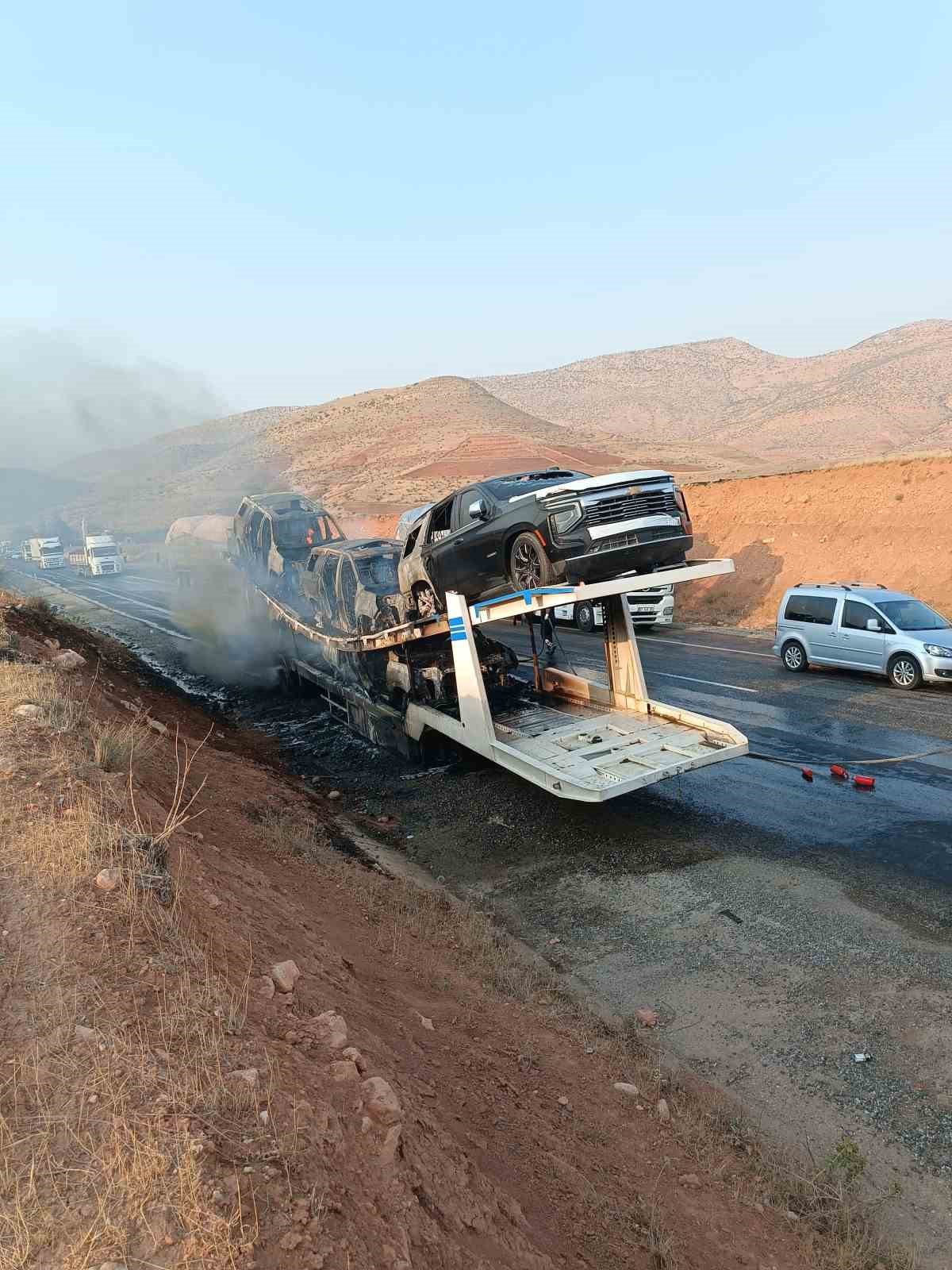 Batman’da sıfır kilometre 5 lüks araç, yüklü olduğu tırla yanarak hurdaya döndü 