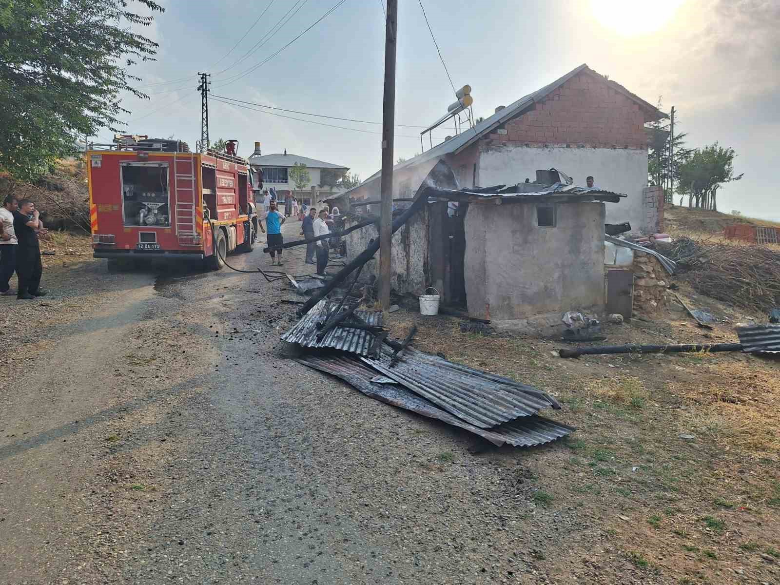 Bingöl’de odunluk yangını, eve sıçramadan söndürüldü 