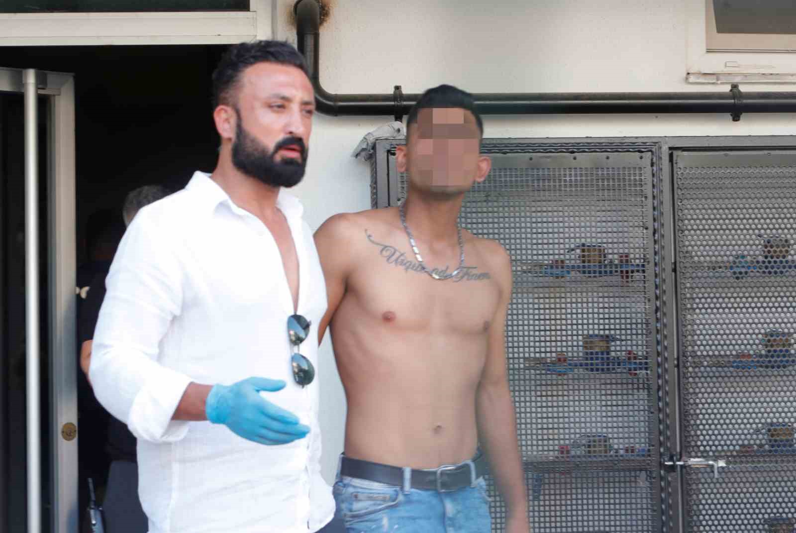 Yaşadığı dairede boğazı kesilmiş olarak bulundu 
