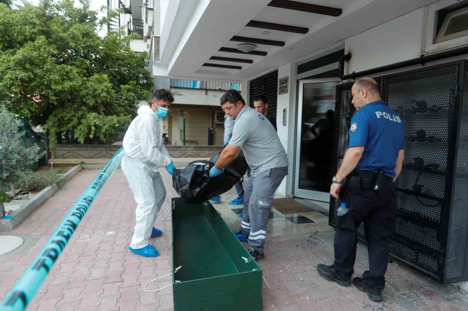 Yaşadığı dairede boğazı kesilmiş olarak bulundu 