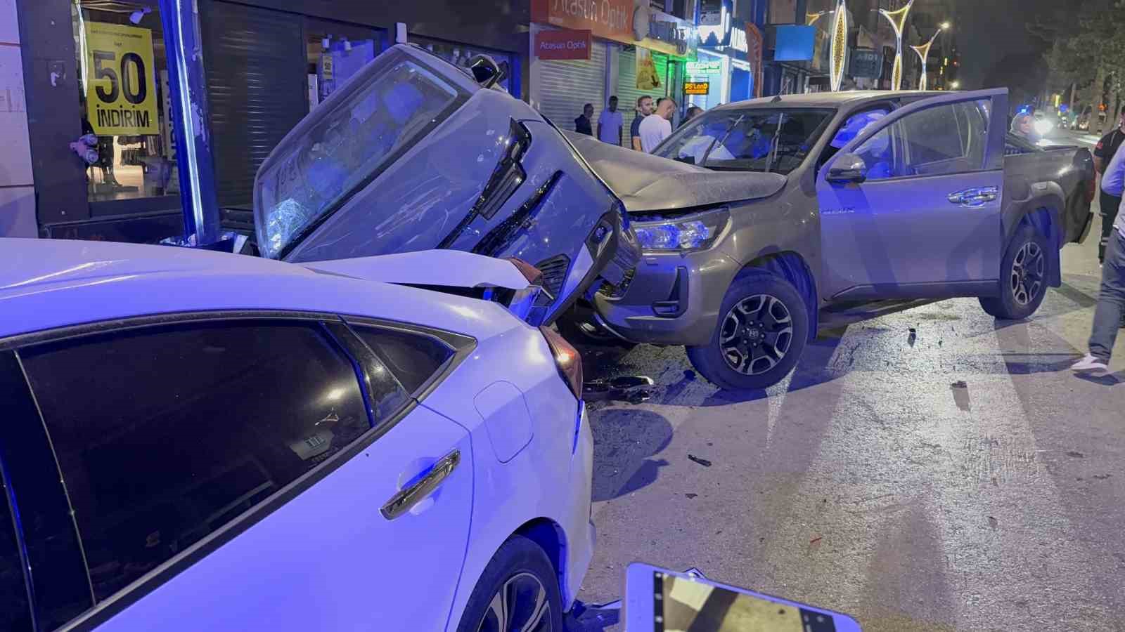 Tatvan’da 3 araçlı zincirleme trafik kazası 