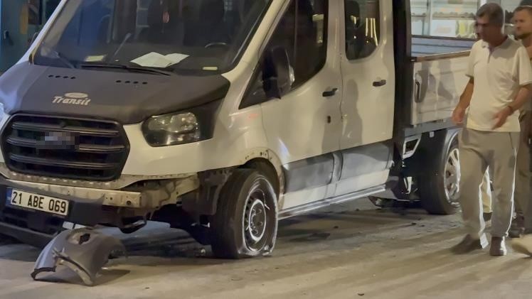 Tatvan’da 3 araçlı zincirleme trafik kazası 