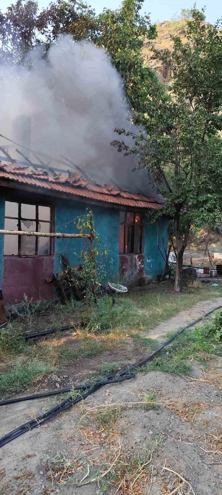 Çorum’da yanan ev kullanılmaz hale geldi 