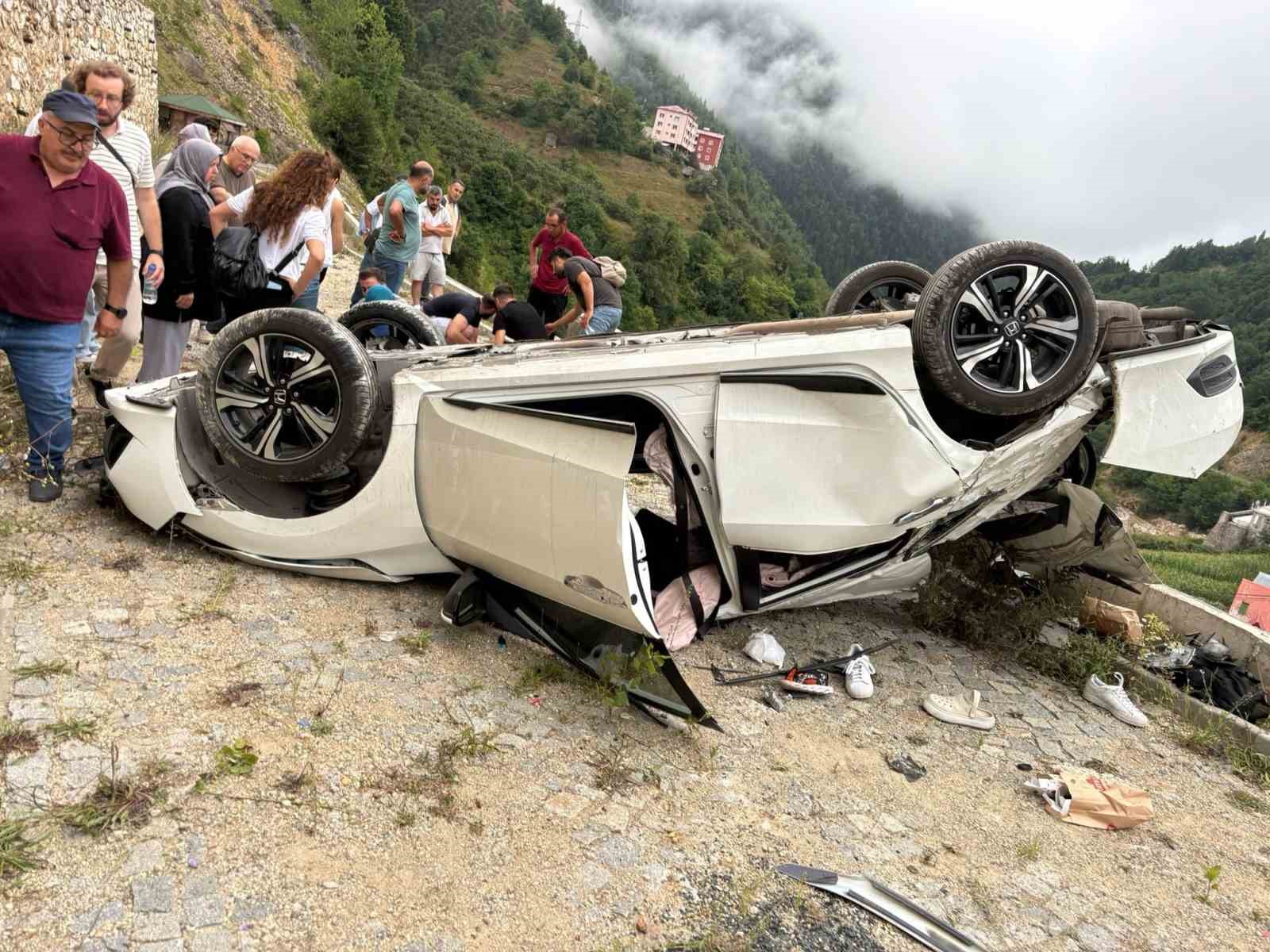 Göksu Travertenleri’nde 4 kişinin yaralandığı trafik kazası güvenlik kamerasına yansıdı 