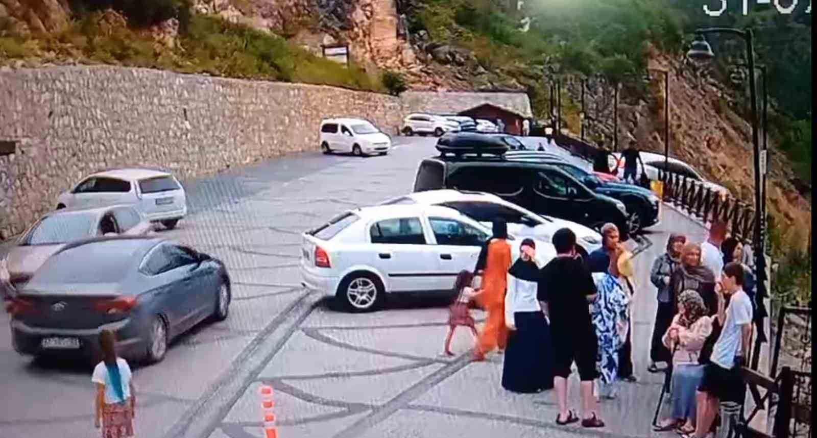 Göksu Travertenleri’nde 4 kişinin yaralandığı trafik kazası güvenlik kamerasına yansıdı 
