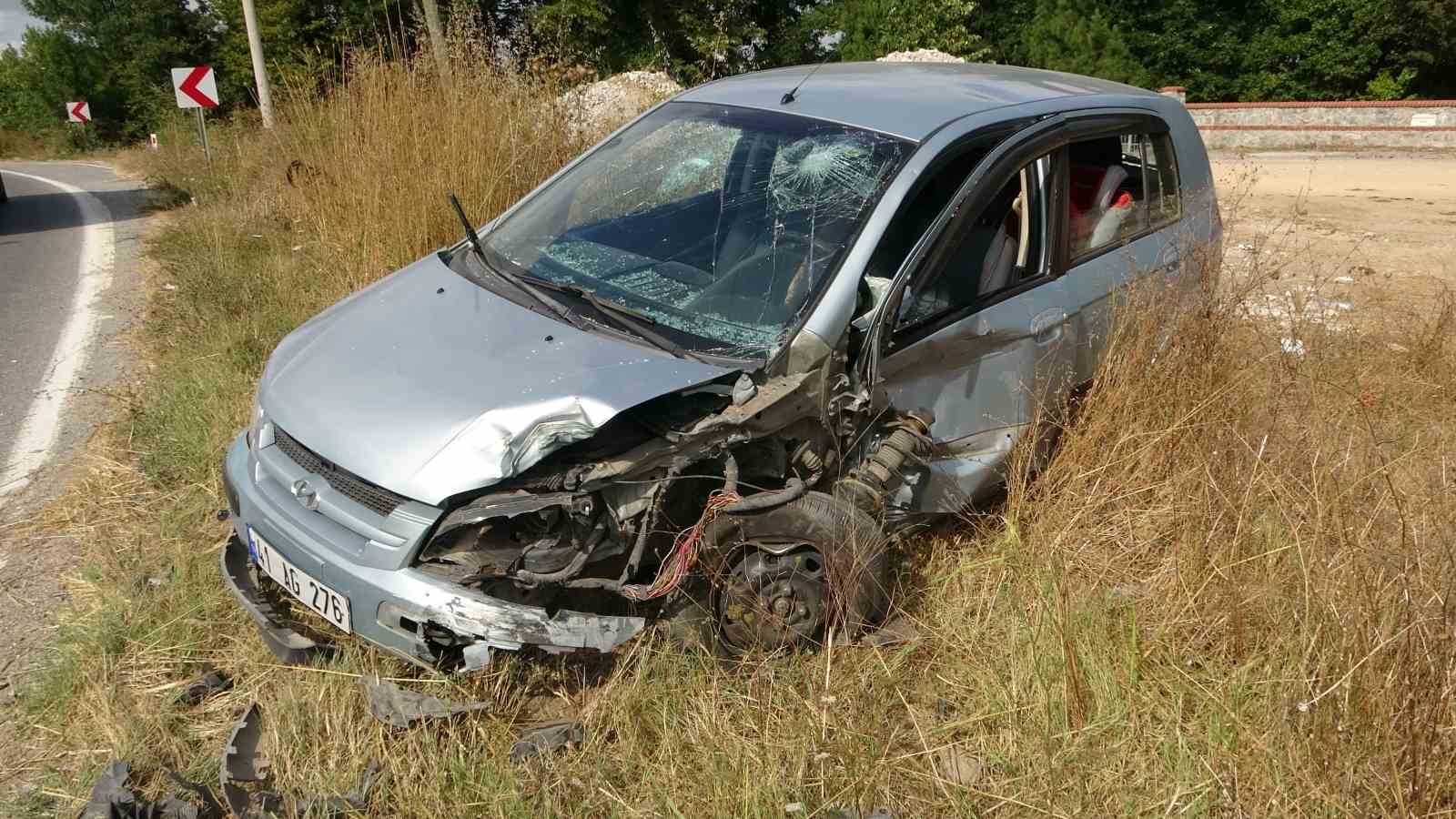 Kocaeli’de otomobiller çarpıştı: 2’si çocuk 8 yaralı 
