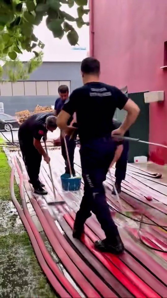 Yangın savaşçılarının ekipman temizliği de takdir topladı 