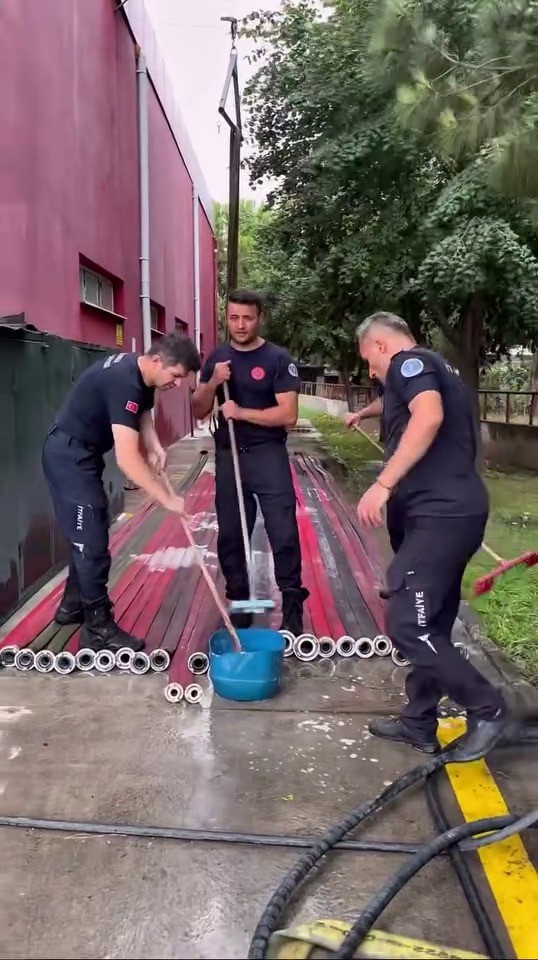 Yangın savaşçılarının ekipman temizliği de takdir topladı 