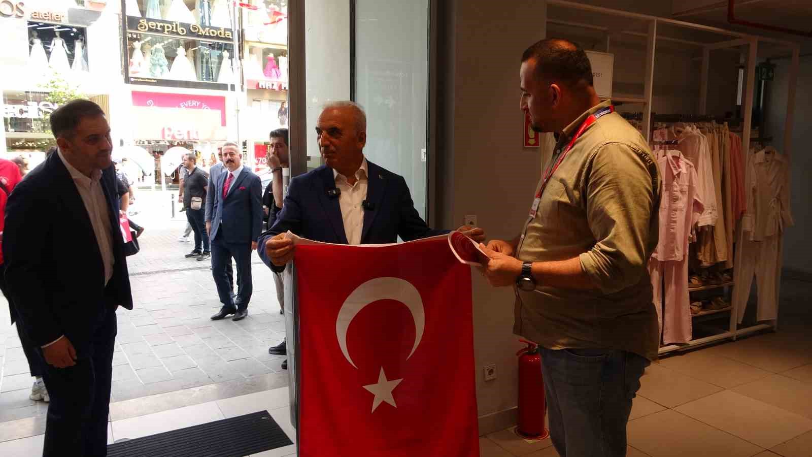 Ümraniye kırmızı beyaza büründü: 40 bin Türk bayrağı dağıtıldı 