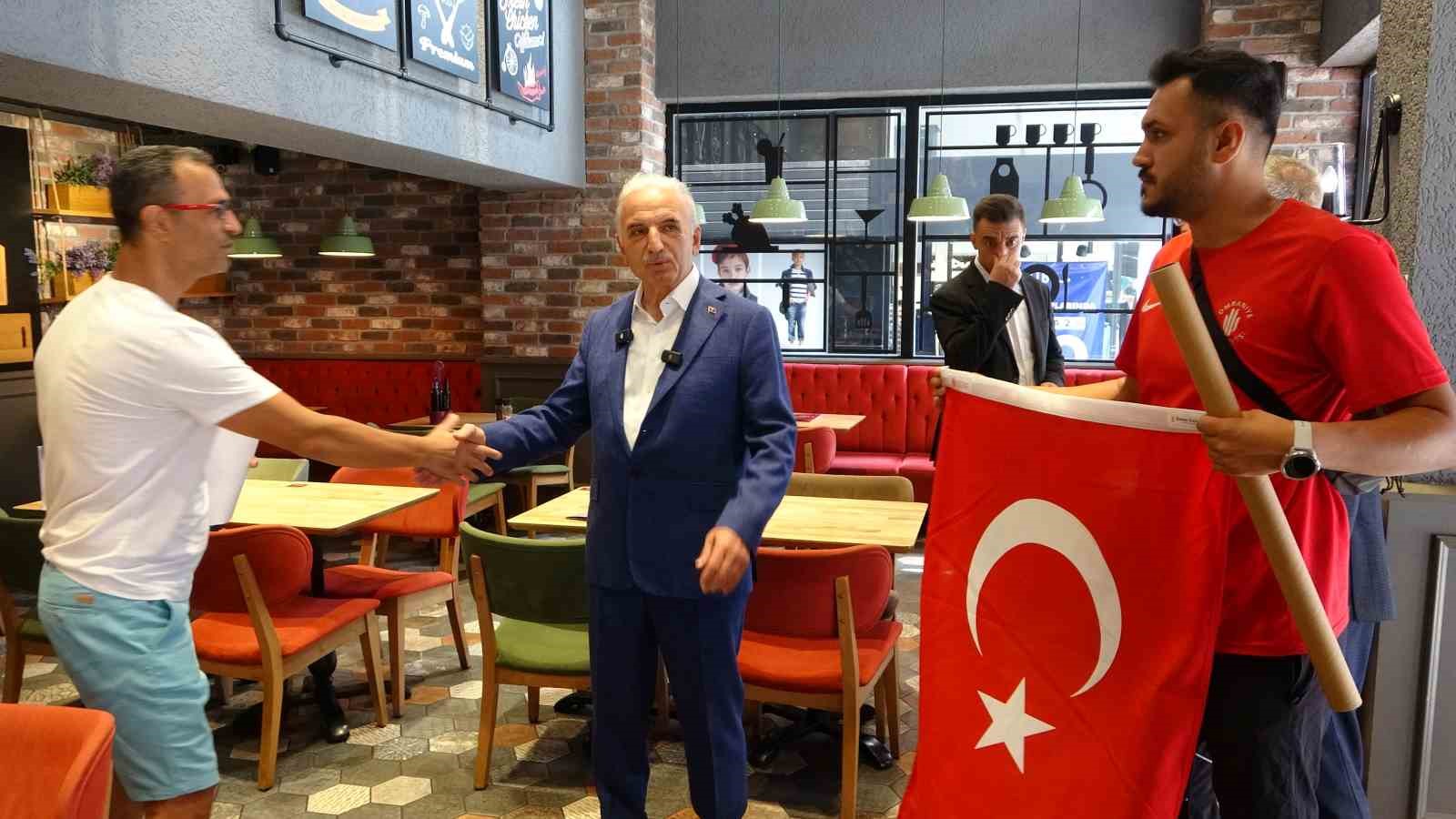 Ümraniye kırmızı beyaza büründü: 40 bin Türk bayrağı dağıtıldı 