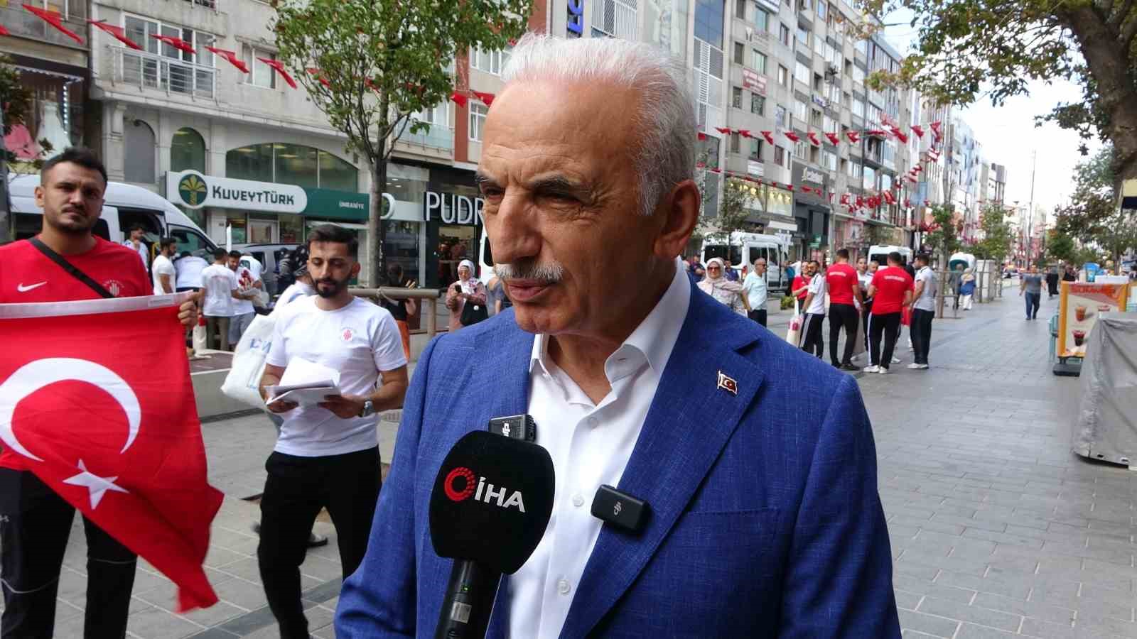 Ümraniye kırmızı beyaza büründü: 40 bin Türk bayrağı dağıtıldı 