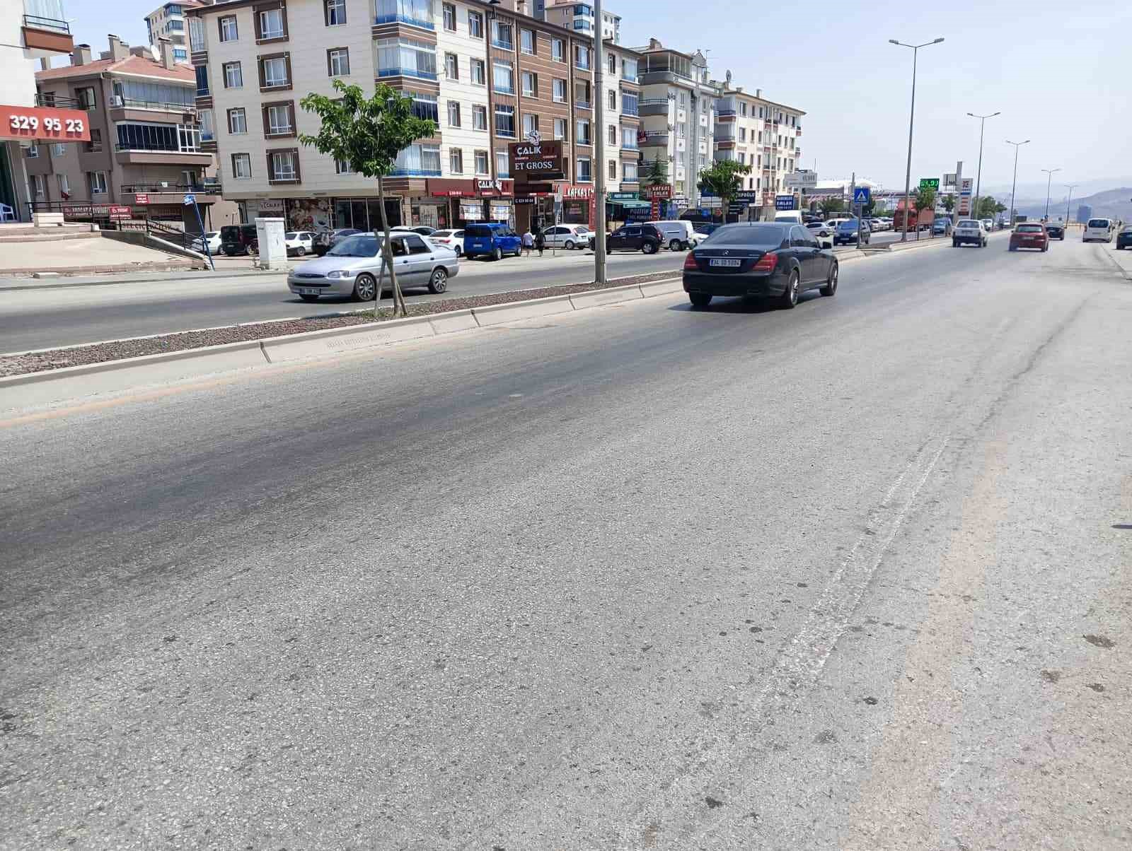 Kamyonun çarptığı otomobilin sürüklendiği kaza kamerada 