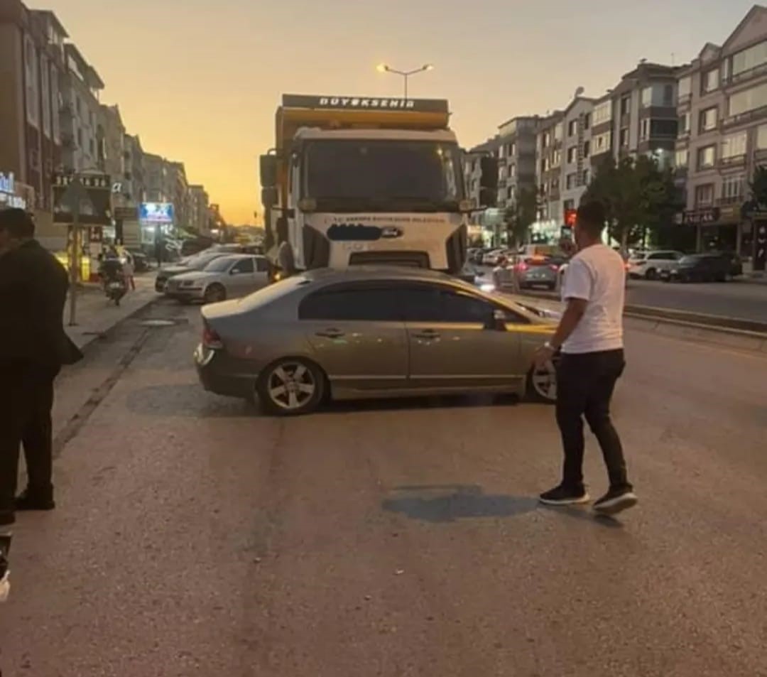 Kamyonun çarptığı otomobilin sürüklendiği kaza kamerada 