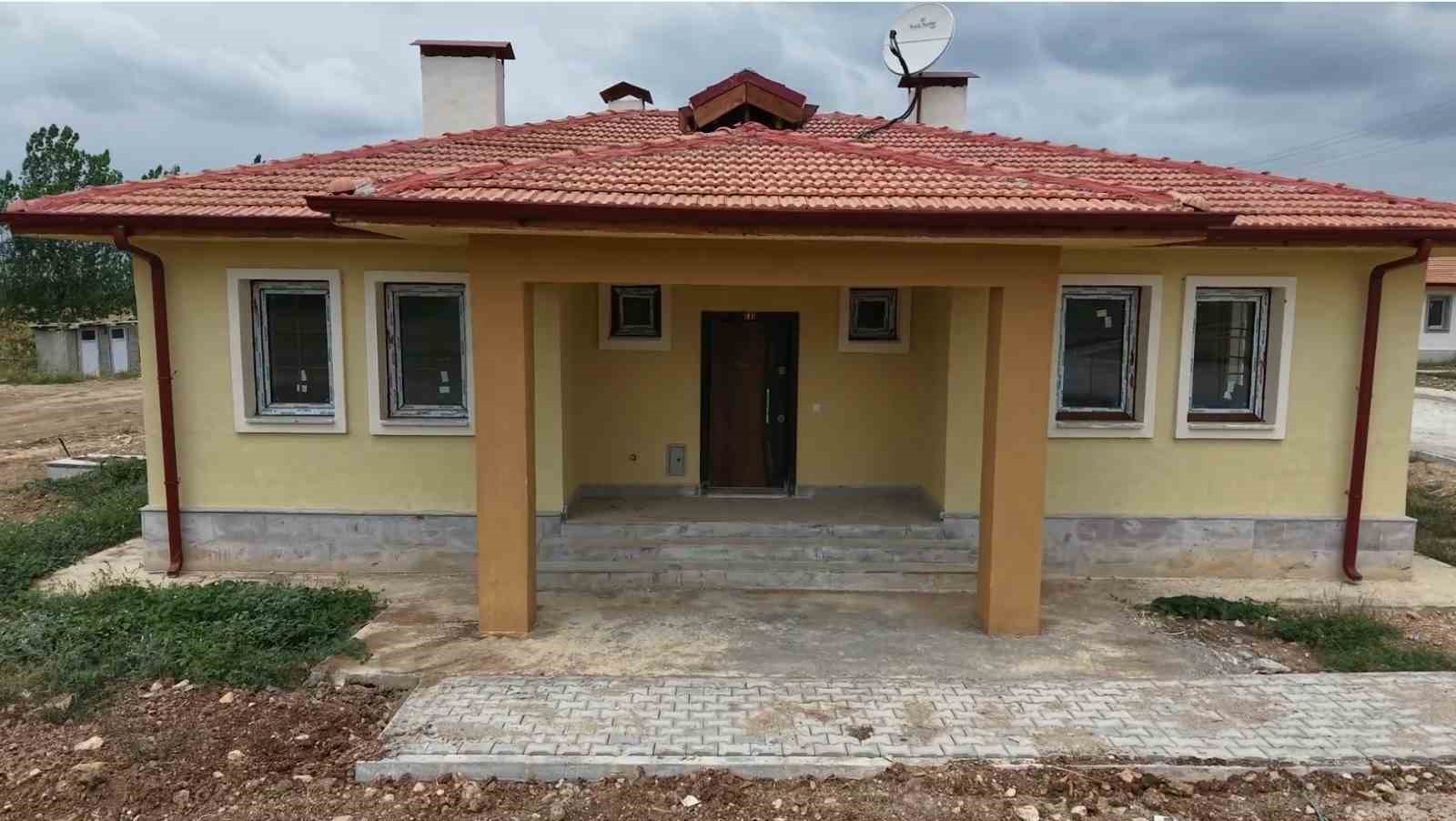 Sumbas’ta yapımı tamamlanan 27 köy evinin anahtar teslimi yapıldı 